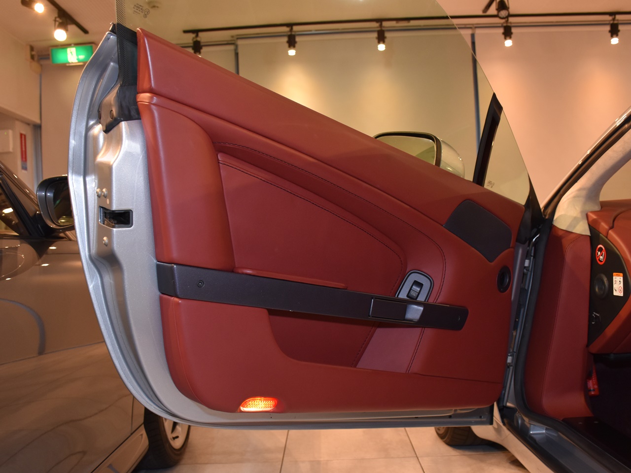 アストンマーティン　V8