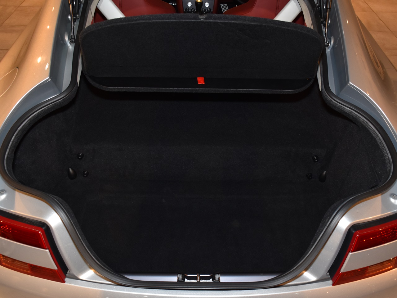 アストンマーティン　V8