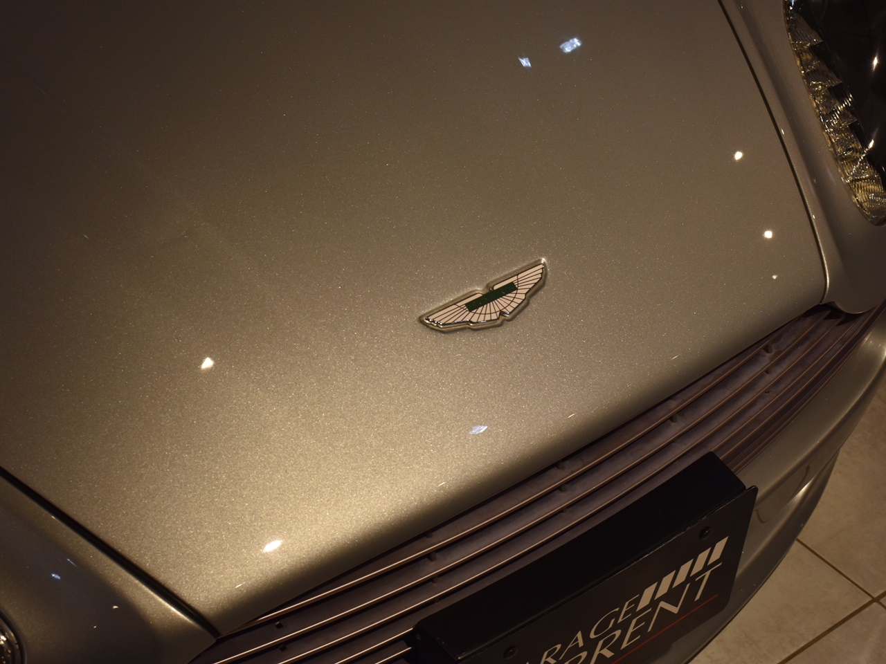 アストンマーティン　V8