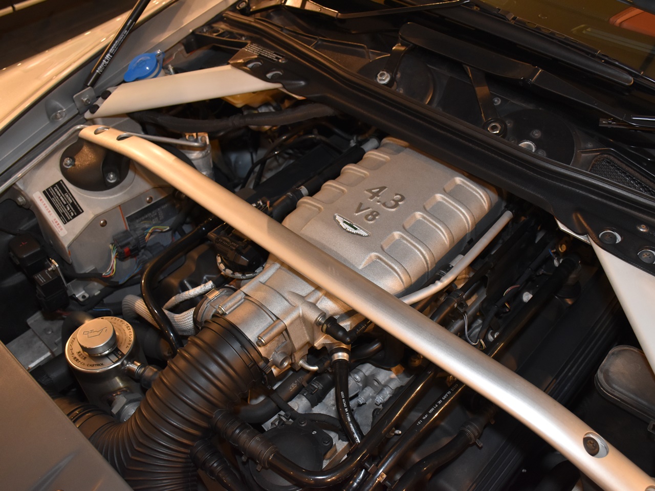 アストンマーティン　V8
