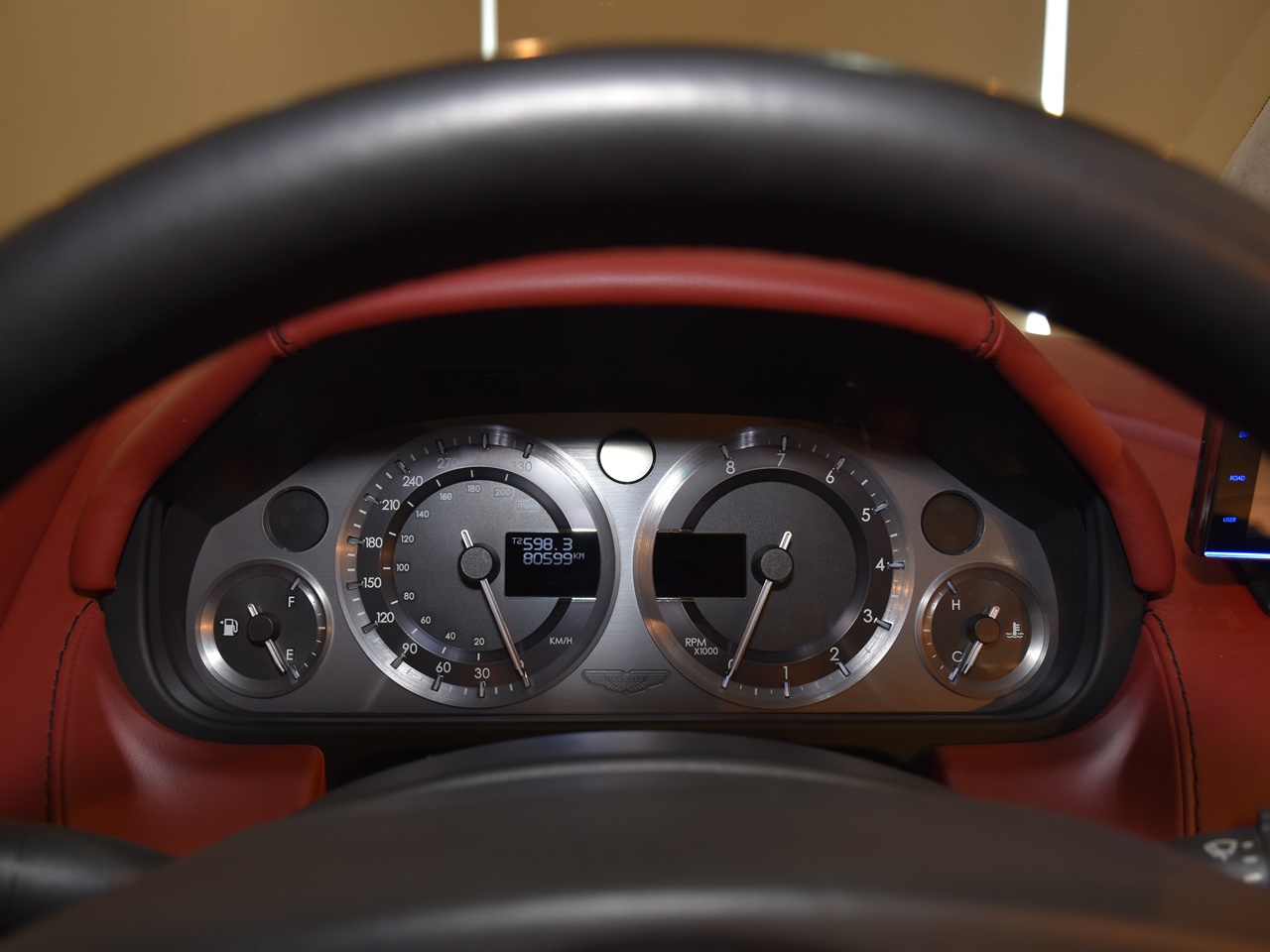 アストンマーティン　V8