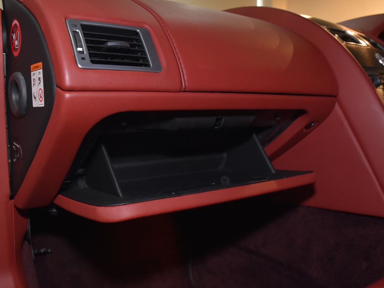 アストンマーティン　V8