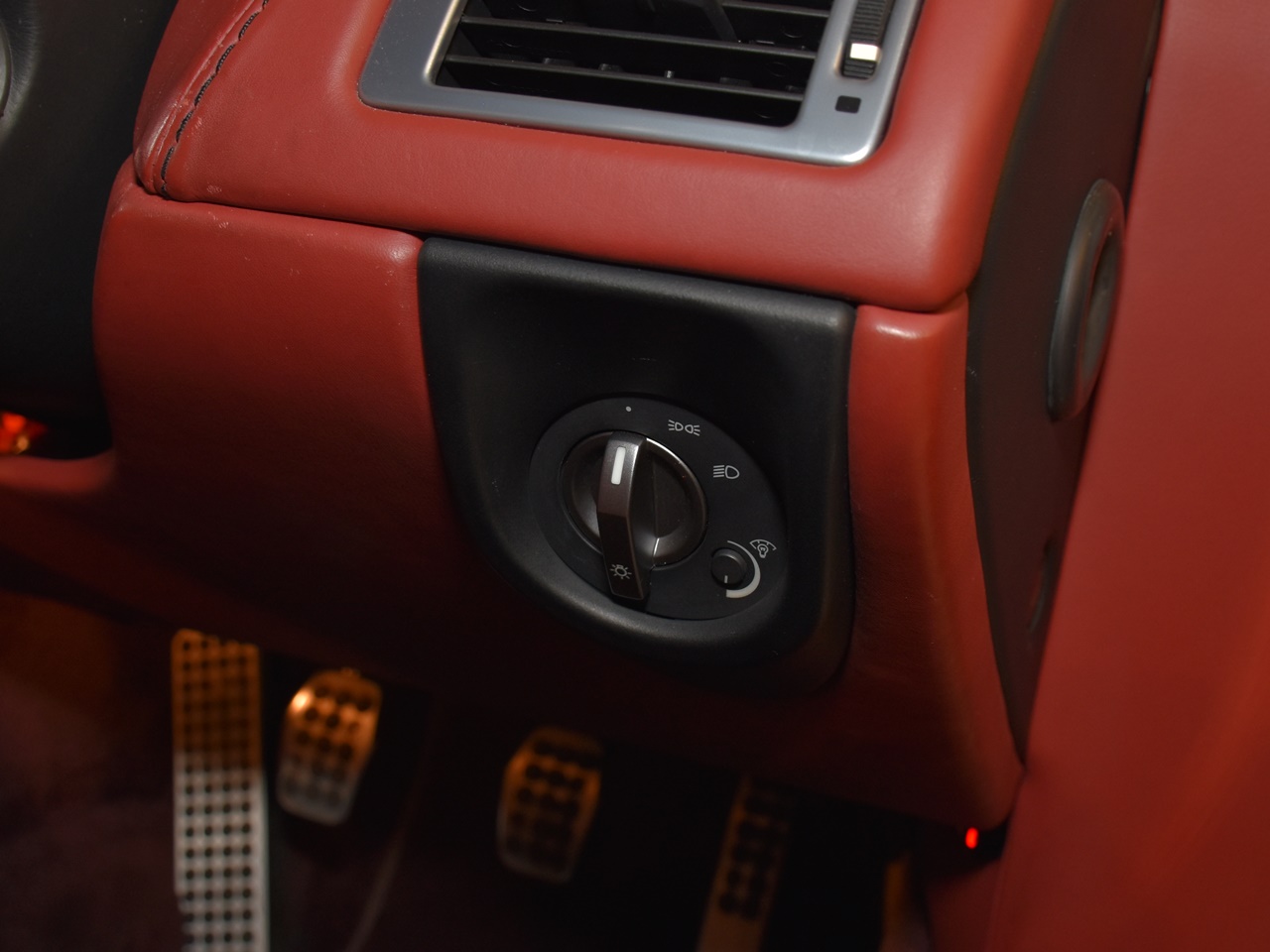 アストンマーティン　V8
