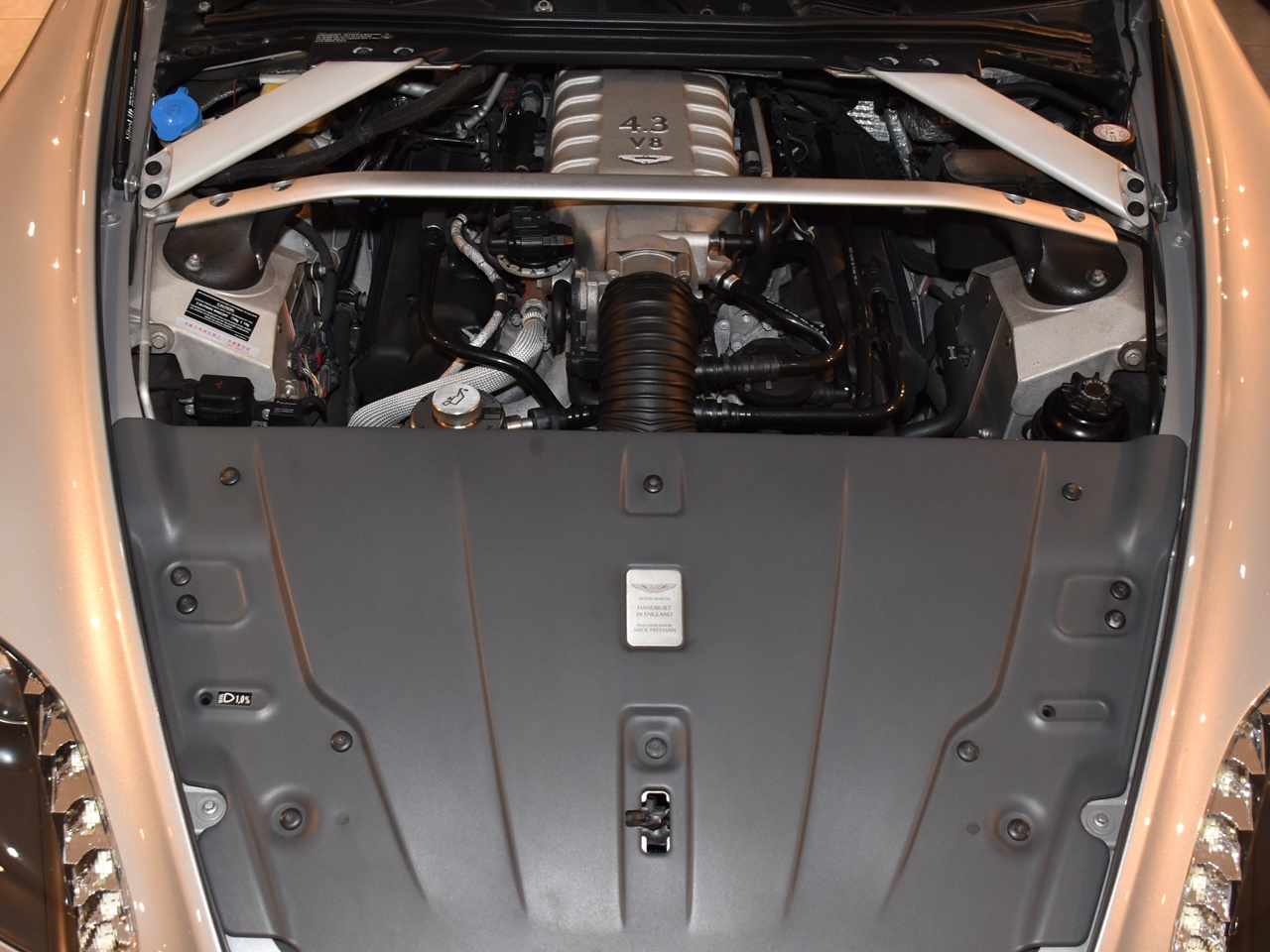 アストンマーティン　V8